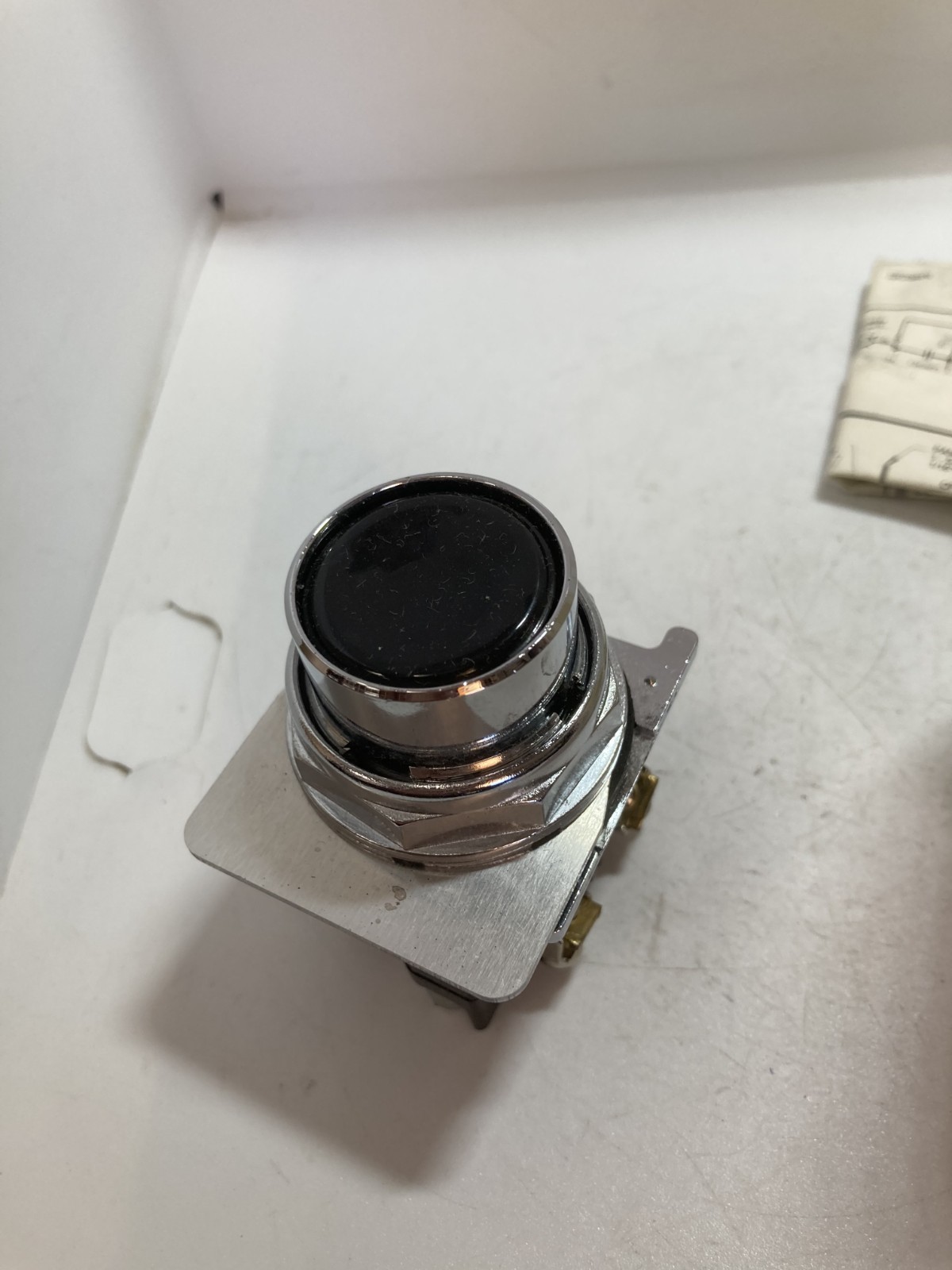 CUTLER HAMMER 10250T101-1M36X PUSHBUTTON OPERATOR BLACK 1NO/1NC LEGEND BLANK NIB
