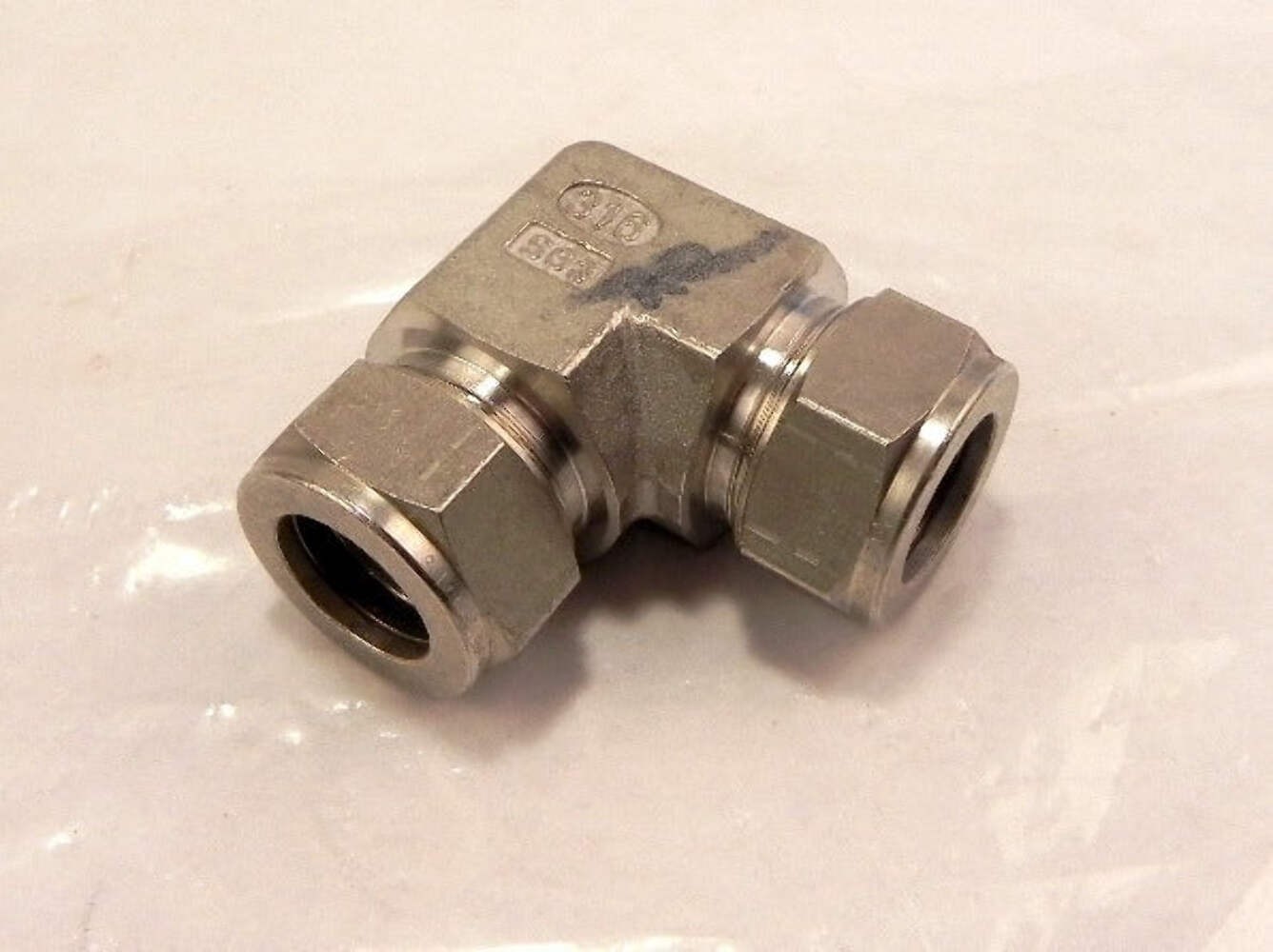 Ham-Let Elbows Let-Lok Tube Fitting 765L SS 22mm (2)