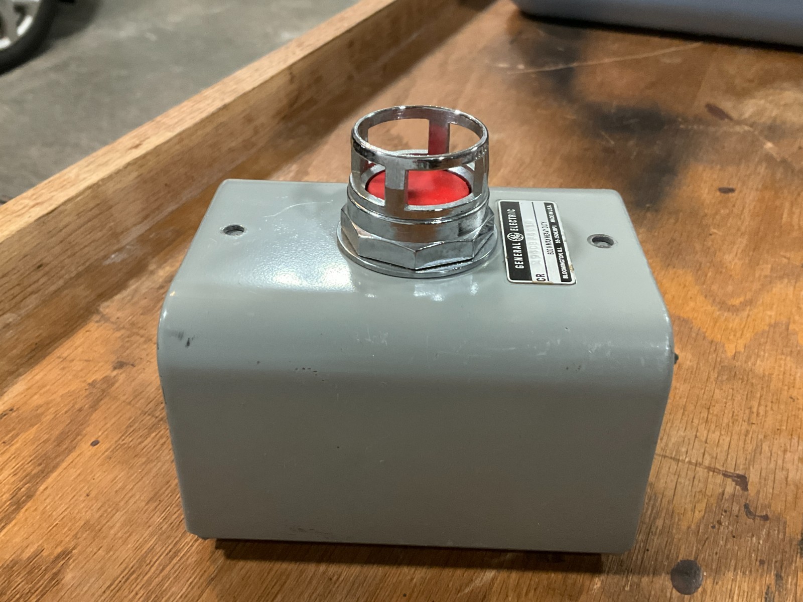 GE 55-150638p1 ENCLOSURE with EMERGENCY STOP RED PUSH BUTTON 600 Volt max