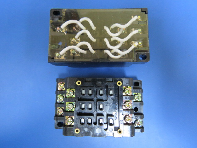 Aromat HP3-SF Qty of 2 per Lot Relay Socket Chassis Mount; includes clip (spri