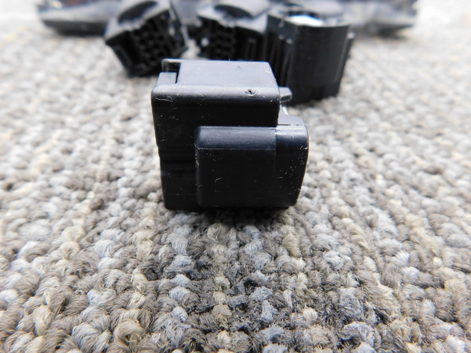 NEW 50-Pack Yazaki 7283-2148-30 Automotive Connectors