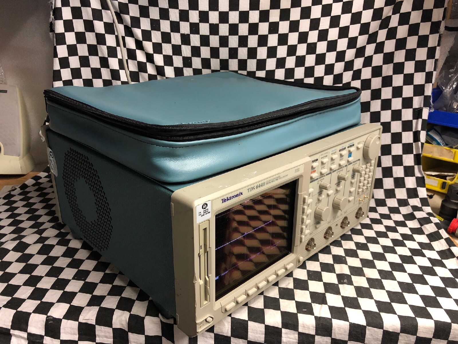 TEKTRONIX TDS644B Digital REAL-TIME Oscilloscope 500 MHz, 2.5 GS/s, COLOR 4 CHAN