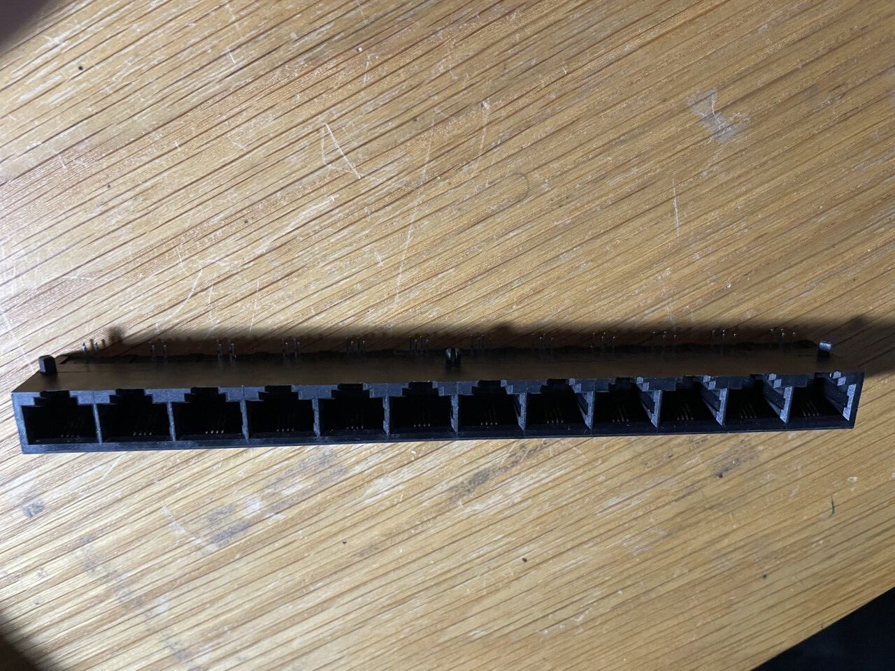 A 12 ports PC M/jack assembly, side entry , 4 pos. each port