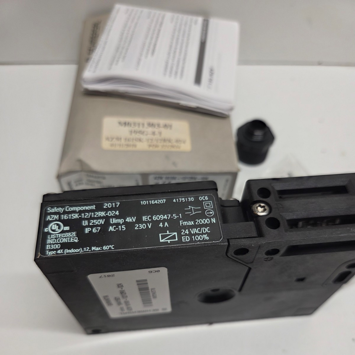 NEW IN BOX! SCHMERSAL SAFETY INTERLOCK SWITCH AZM-161SK-12/12RK-024
