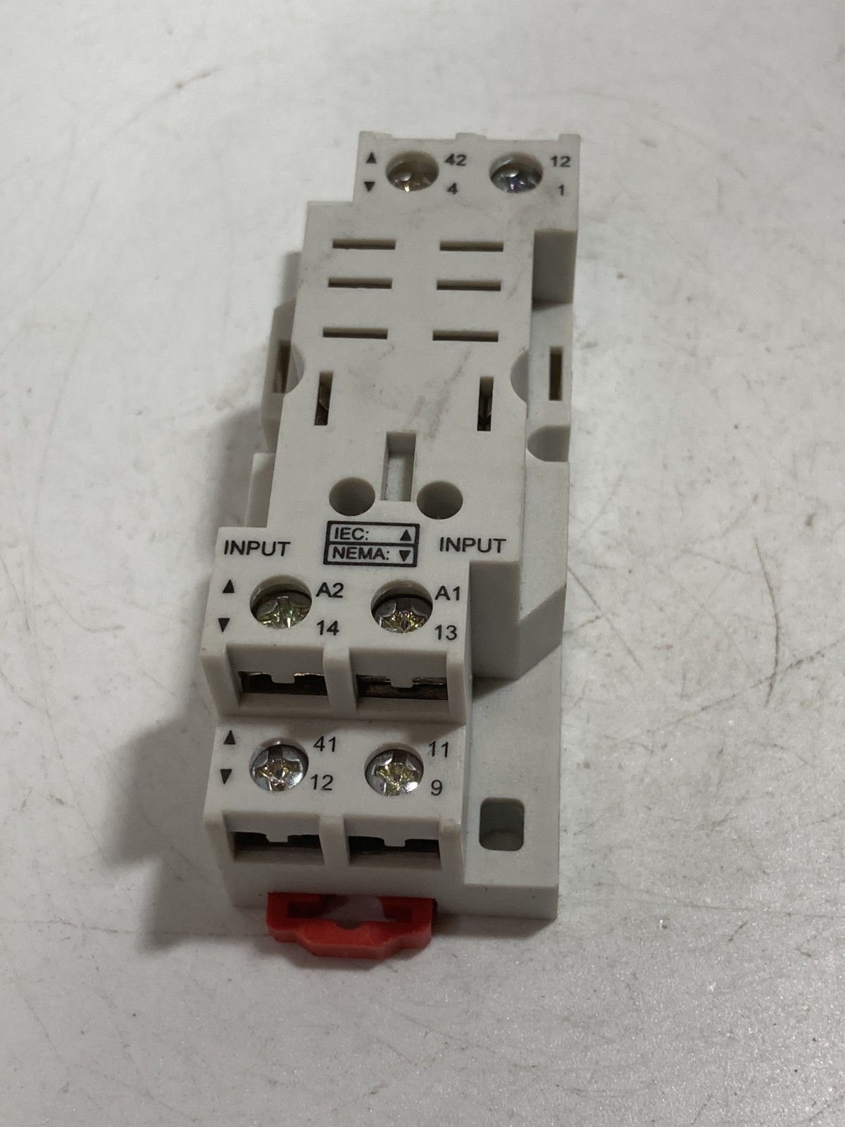SCHNEIDER 70-782D8-1A RELAY SOCKET 16A 300V 8 BLADE NNB