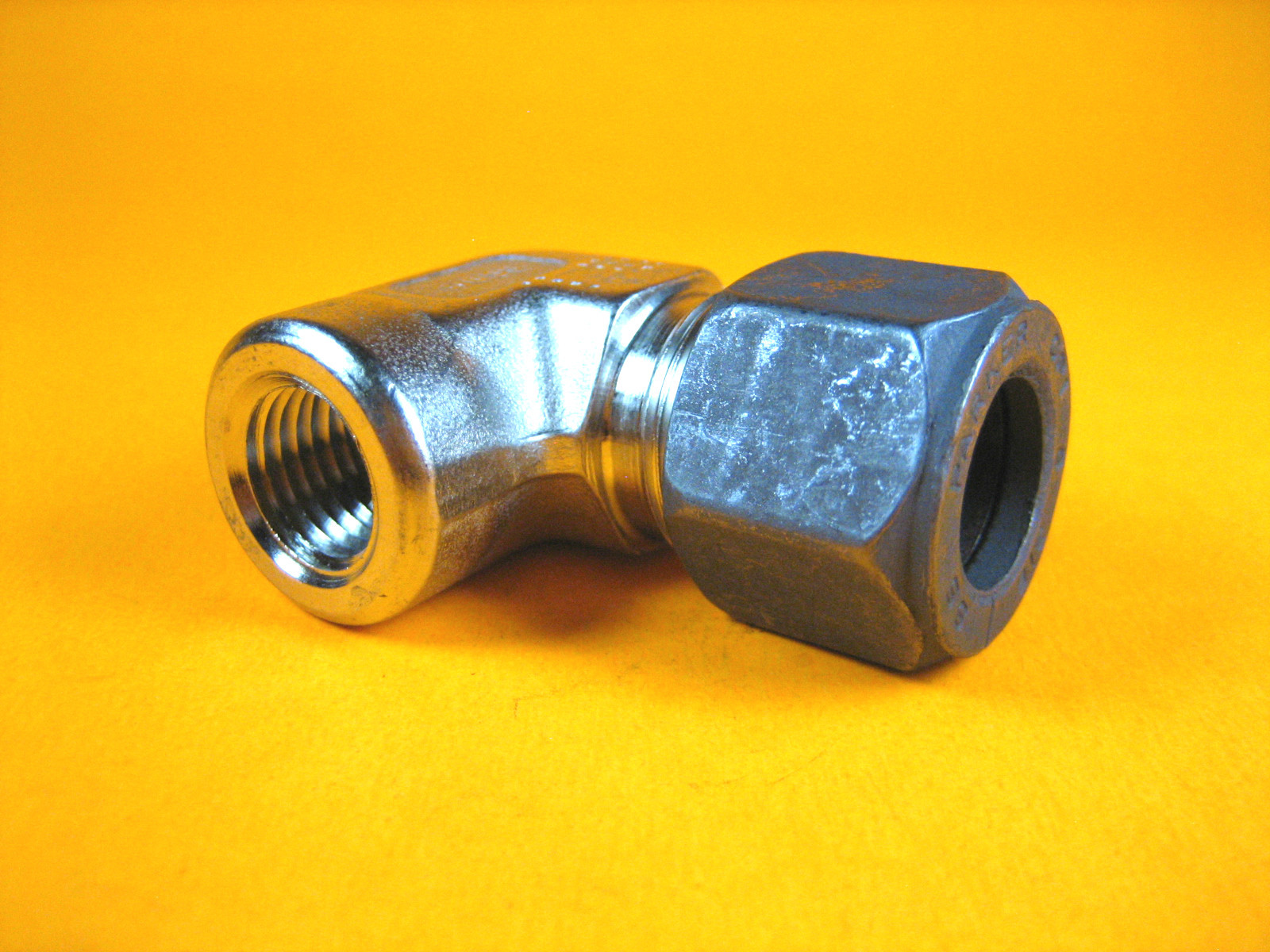 Parker – 8-4 DBZ-SS – SS Female Elbow Fitting, 1/2″x1/4″ (Lot of 3)