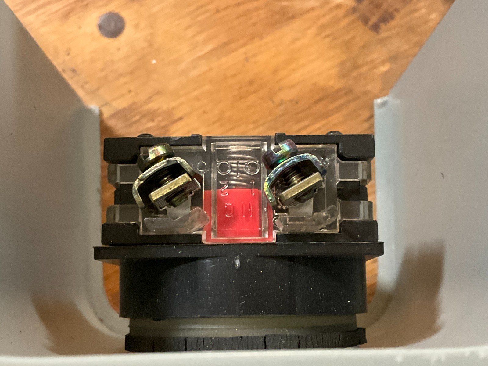 GE 55-150638p1 ENCLOSURE with EMERGENCY STOP RED PUSH BUTTON 600 Volt max