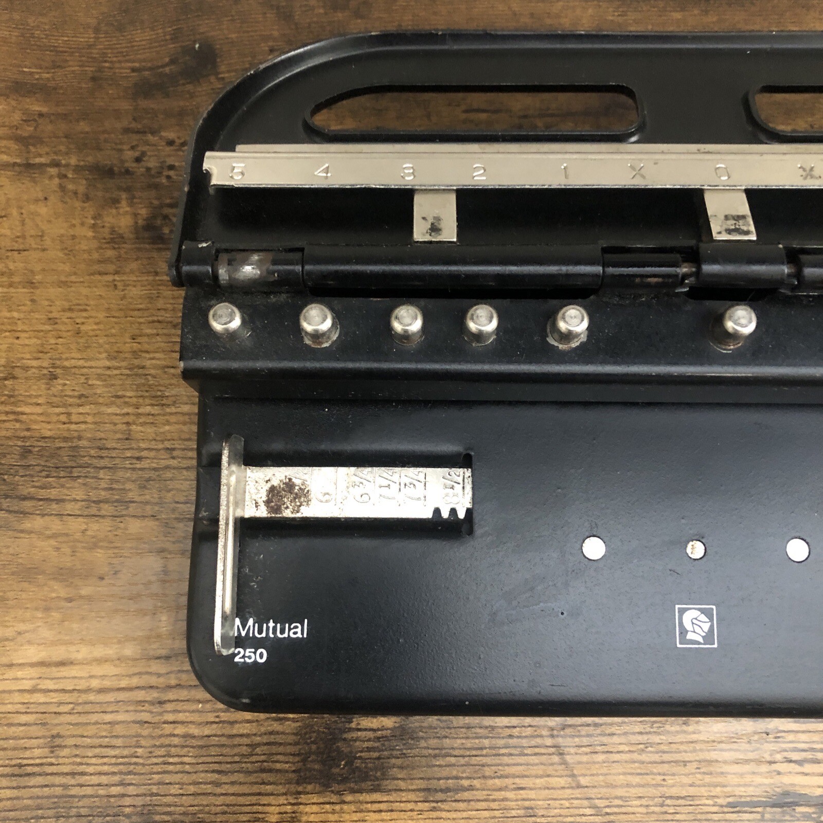 Mutual MUTUAL 250 Industrial 3-Hole Punch Adjustable