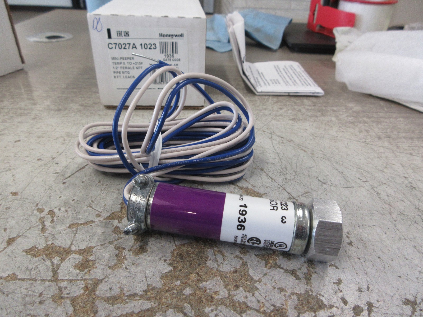 Honeywell Mini-Peeper C7027A 1023 Temp: 0-215°F 1/2″ NPT 8ft Leads New Surplus