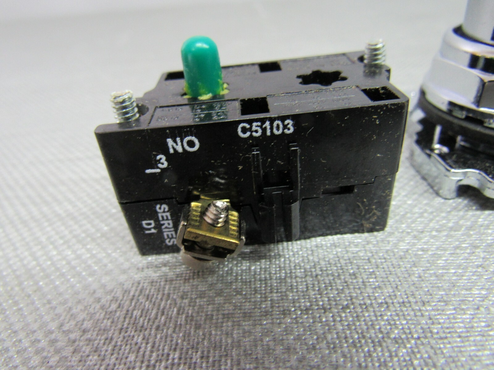 Eaton 10250T103 Ser. A1 Green Pushbutton & 10250T53 Ser.D1 Contact Block