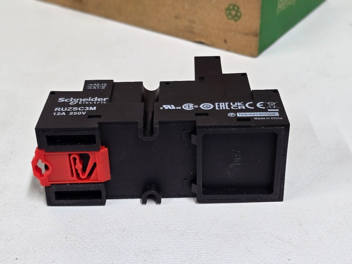 Lot of 10 Schneider Electric RUZSC3M Relay Sockets Harmony 3CO 12A 250V