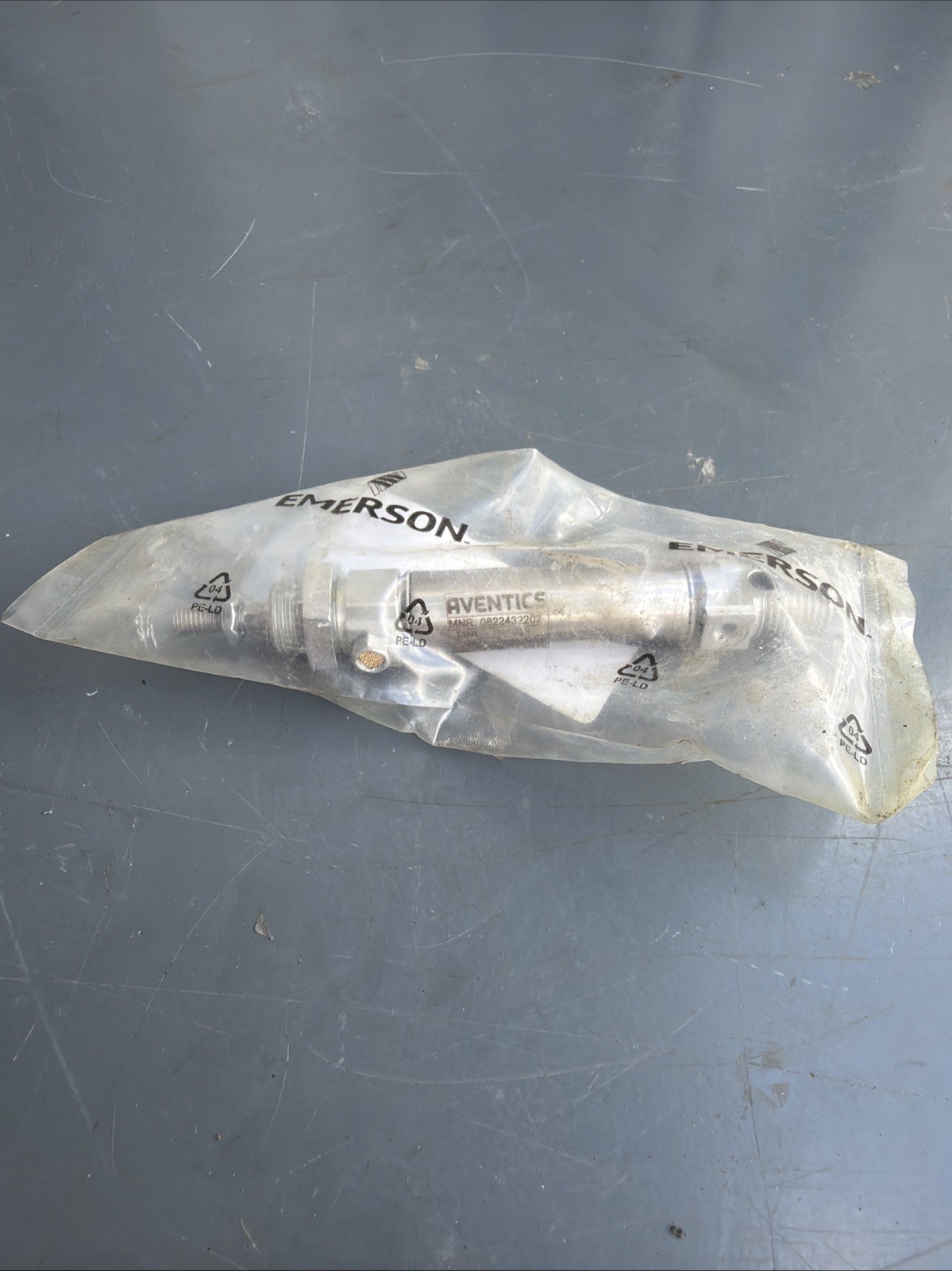 NEW AVENTICS 0822432202 PNEUMATIC CYLINDER 10BAR 016-025