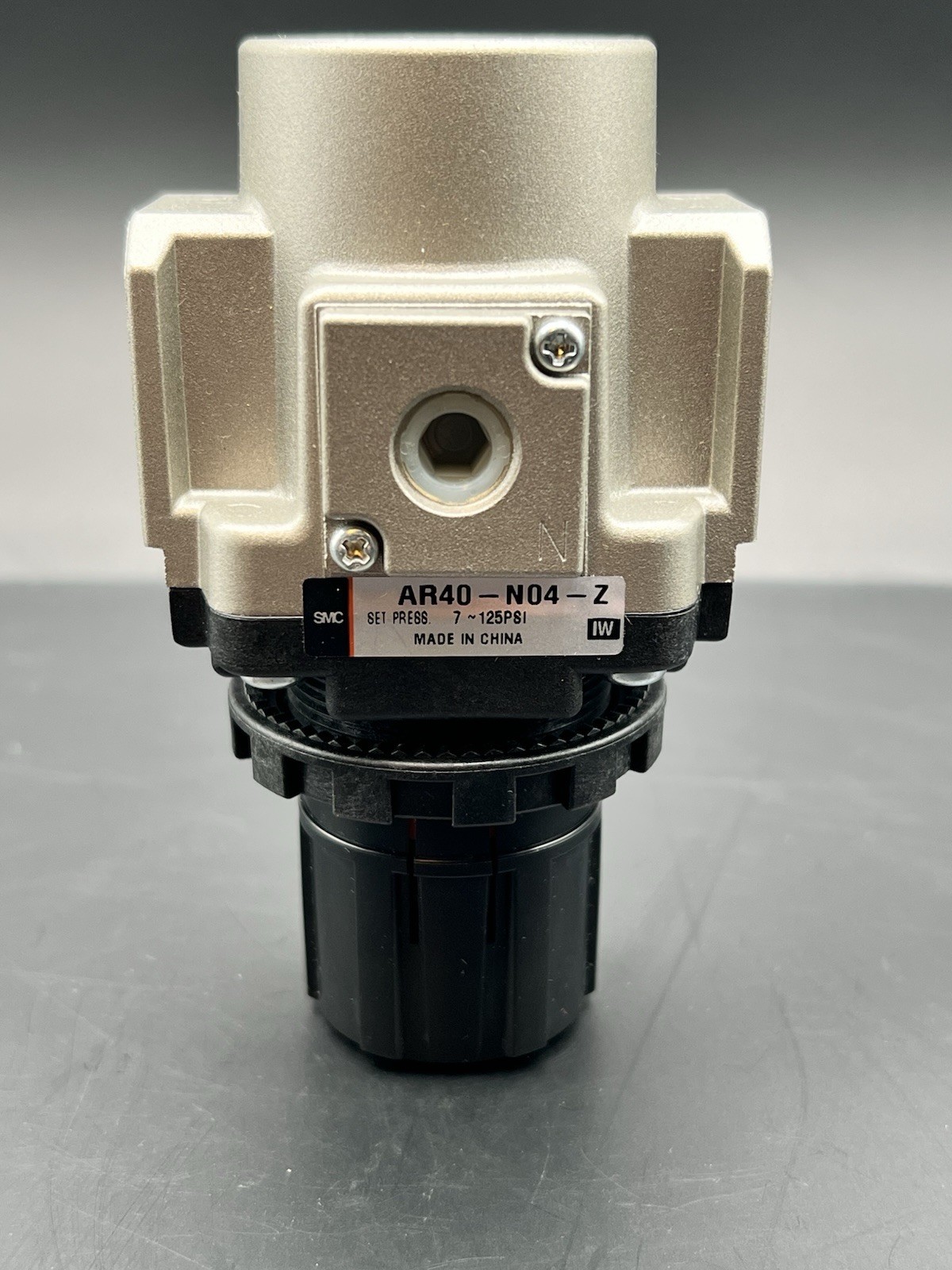 New-SMC AR40-N04-Z PNEUMATIC REGULATOR 7 VAC 125 PSI