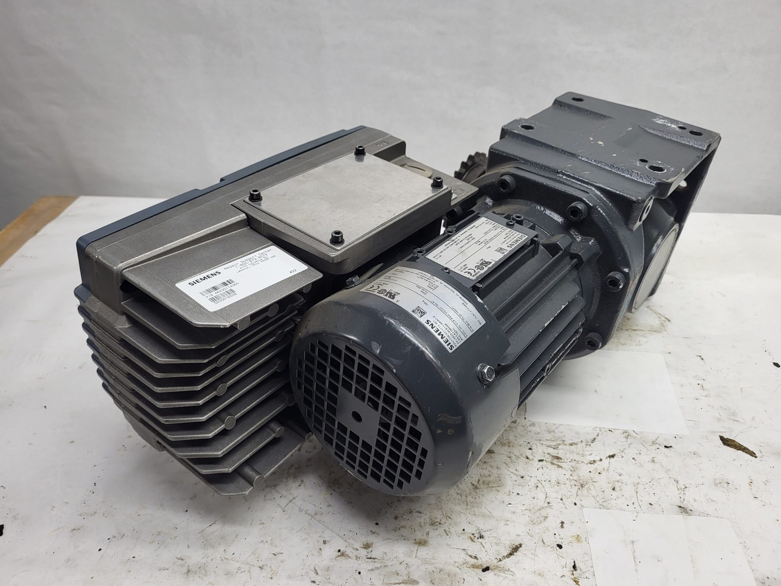 SIEMENS 2KJ3603-9CE11-9AW1-Z MOTOR 0.37kW 1695RPM w/ SINAMICS G110M PM240M DRIVE