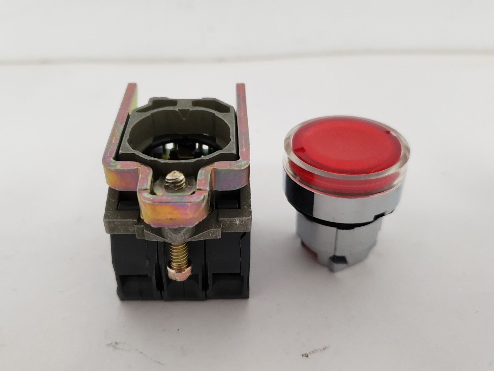 SQUARE D XB4BW3465 22MM PUSHBUTTON LED 120VAC NIB