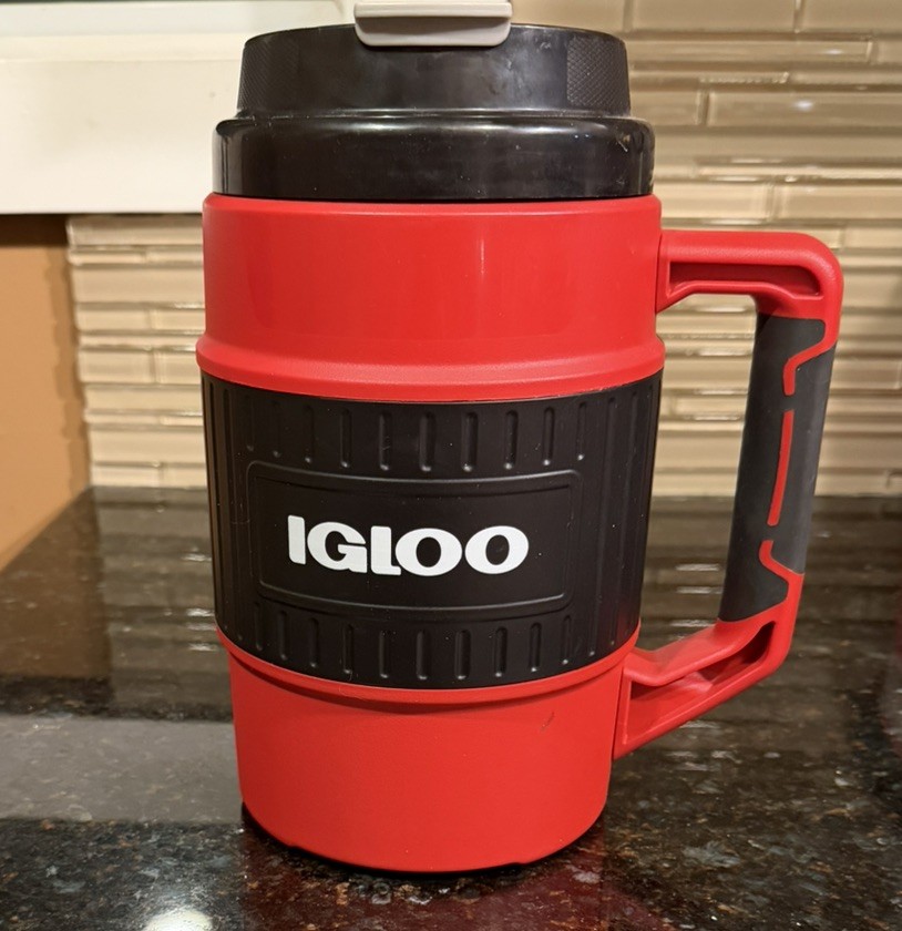 IGLOO Commercial Insulated Mug 1/2 gallon Red and Black Hot Cold. OS-IM532A-4