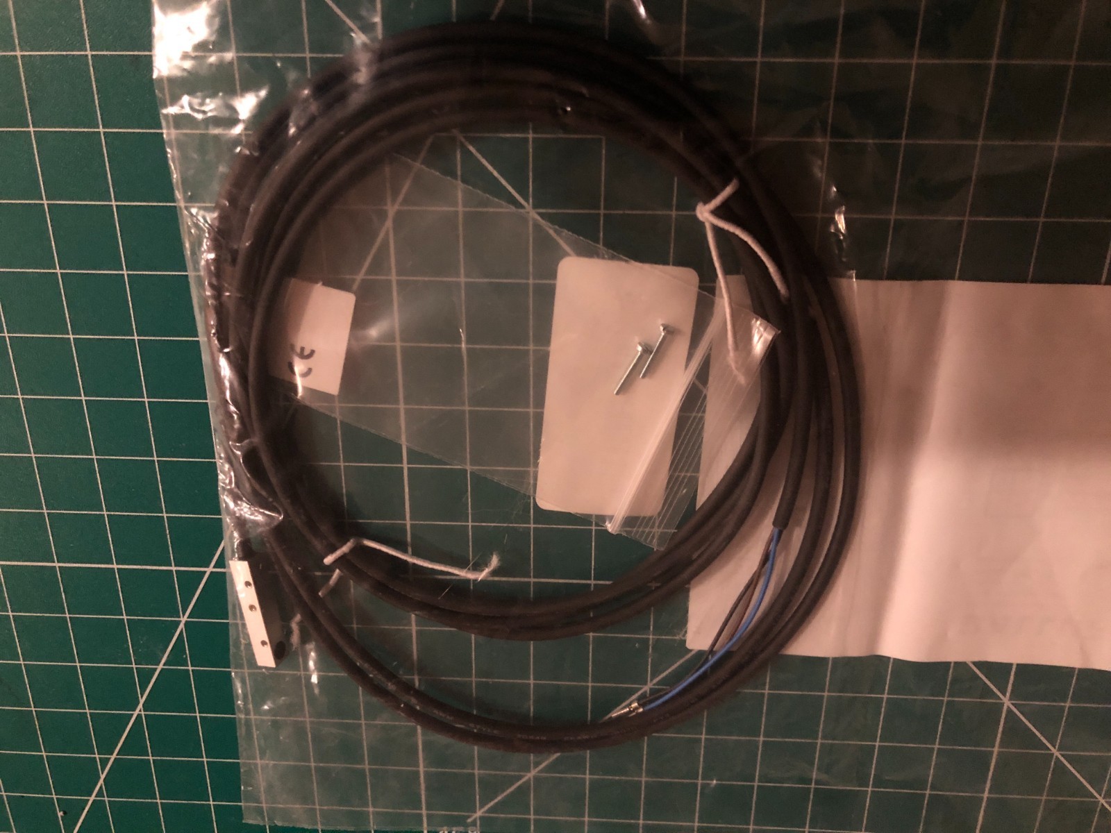 BALLUFF INDUCTIVE SENSOR- ROBOT VISION: BES 516-3040-I02-C-PU-02 (BRAND NEW)