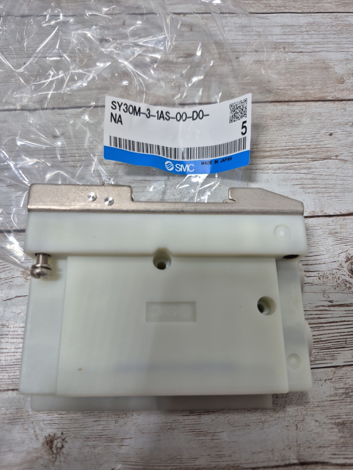 Lot Of 5 SMC SY30M-3-1AS-00-D0-NA, Manifold, Internal Pilot, Rail Mounting