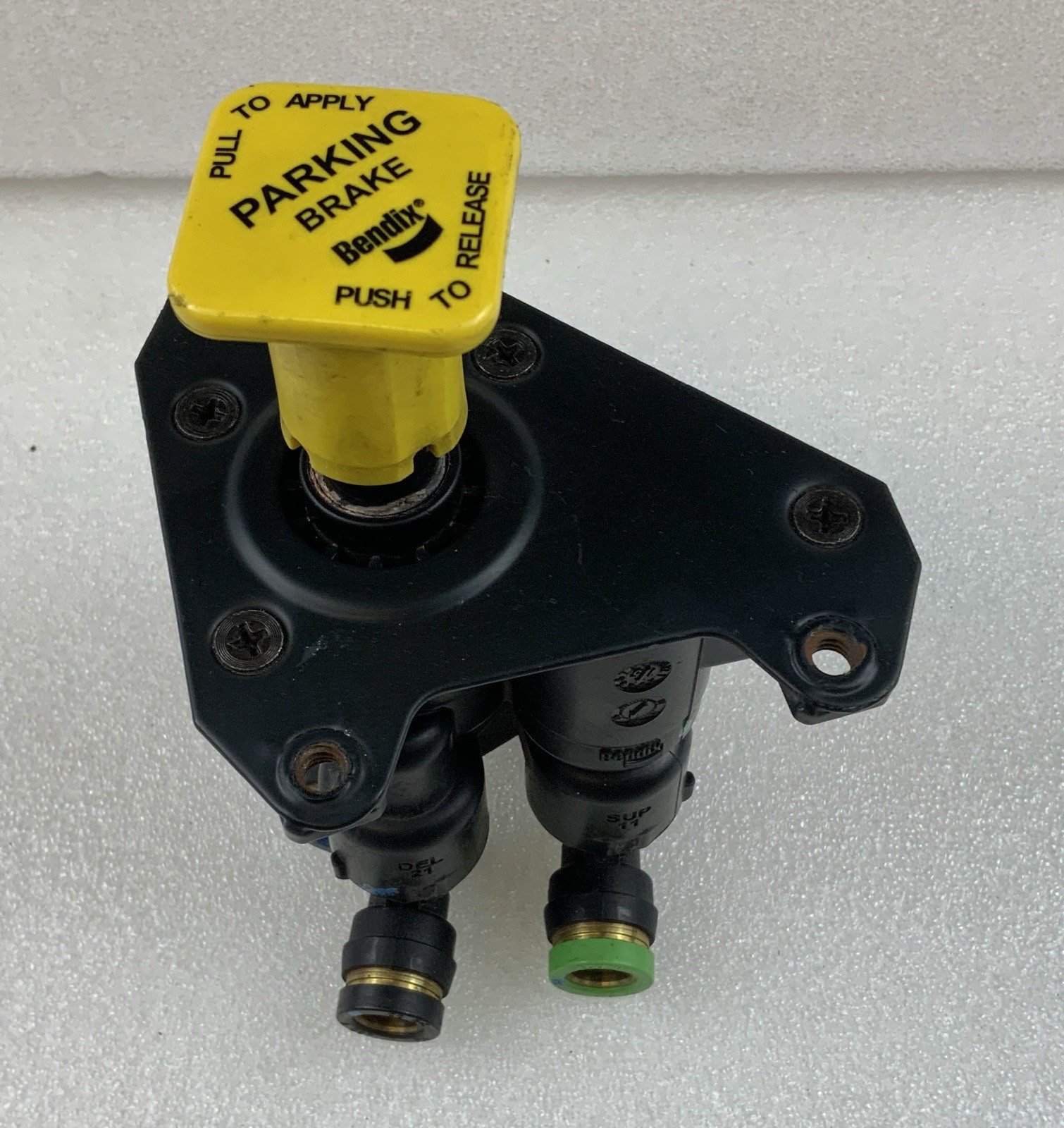 (USED) Genuine Bendix Brake Control Valve P/N: D622735 – NOS