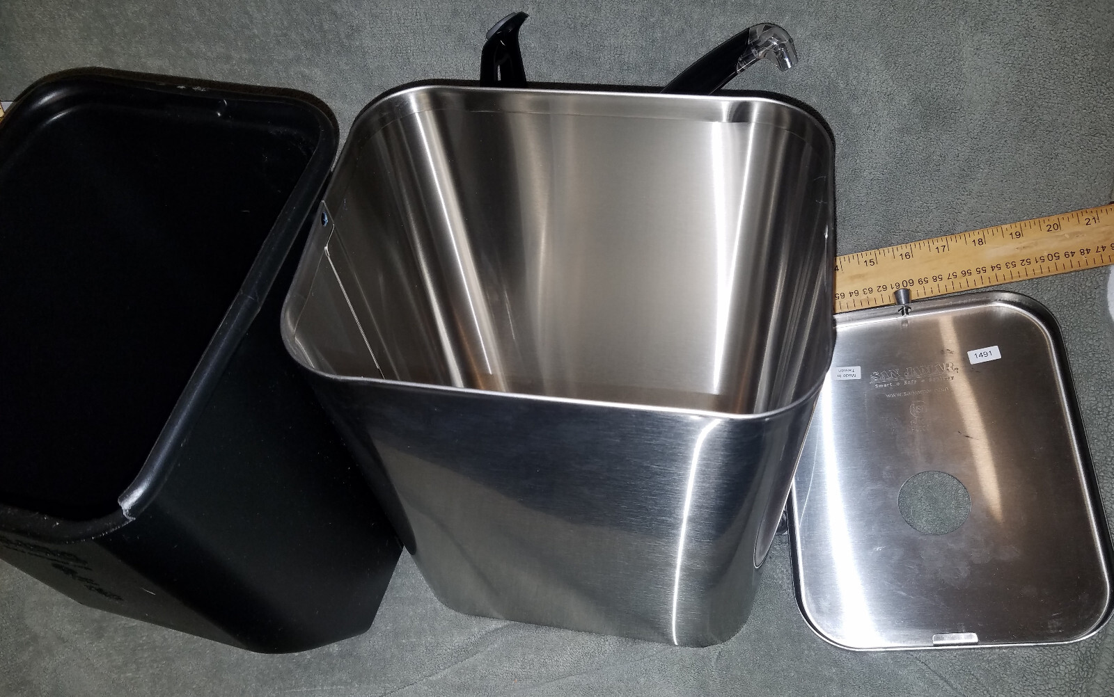 San Jamar Frontline Condiment Dispensing System Soft-Touch Black(see pictures).