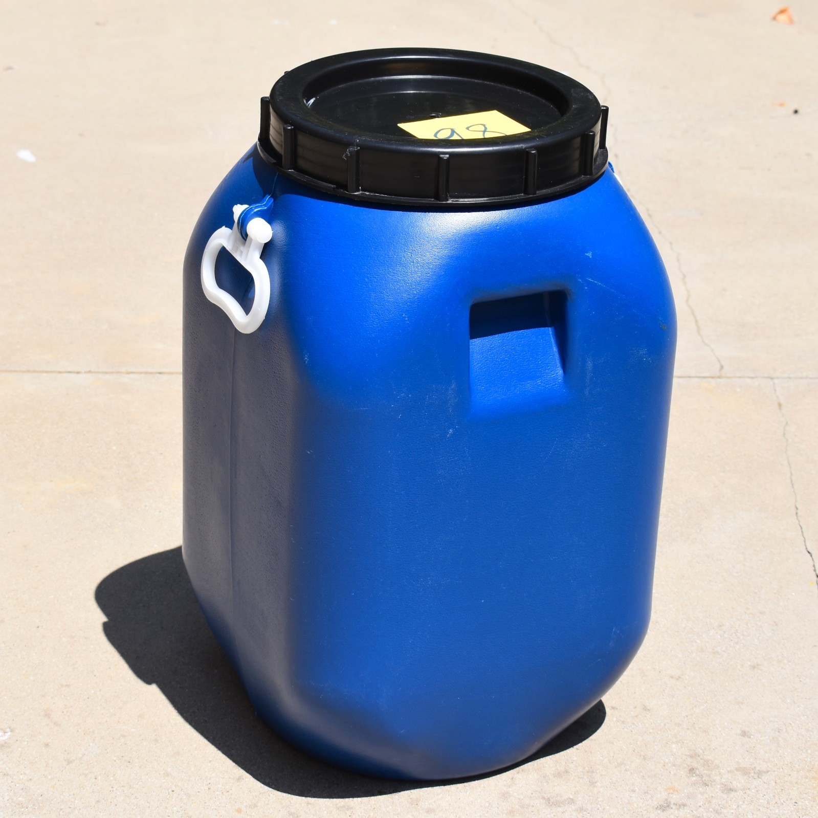 8 GALLON STORAGE CONTAINER Barrel Drum Heavy Blue Plastic Screw Top Handles B98