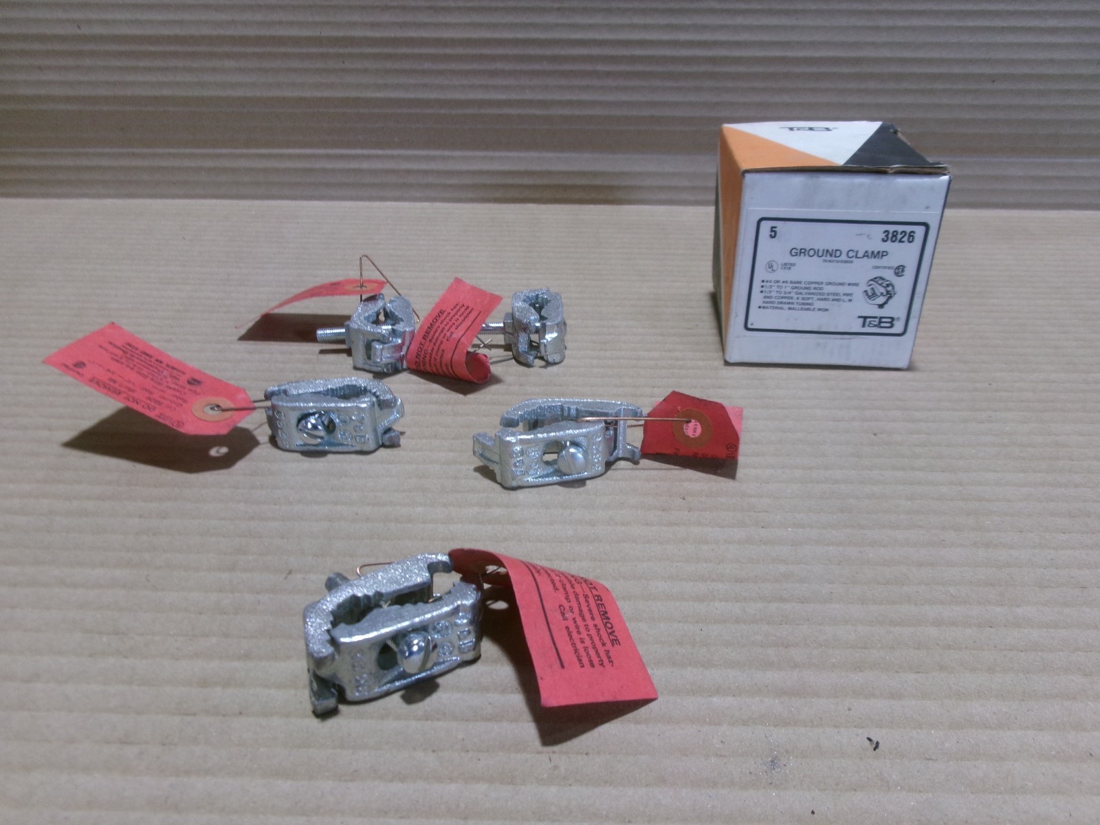 NEW Thomas and Betts 3826 *Box of 5* 1/2″ – 1″ Grounding Clamp NOB