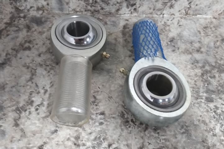 QA1 KML16Z 2 Pk 1 In Bore Dia 2-3/4 In Head OD Precision Greasable Rod End