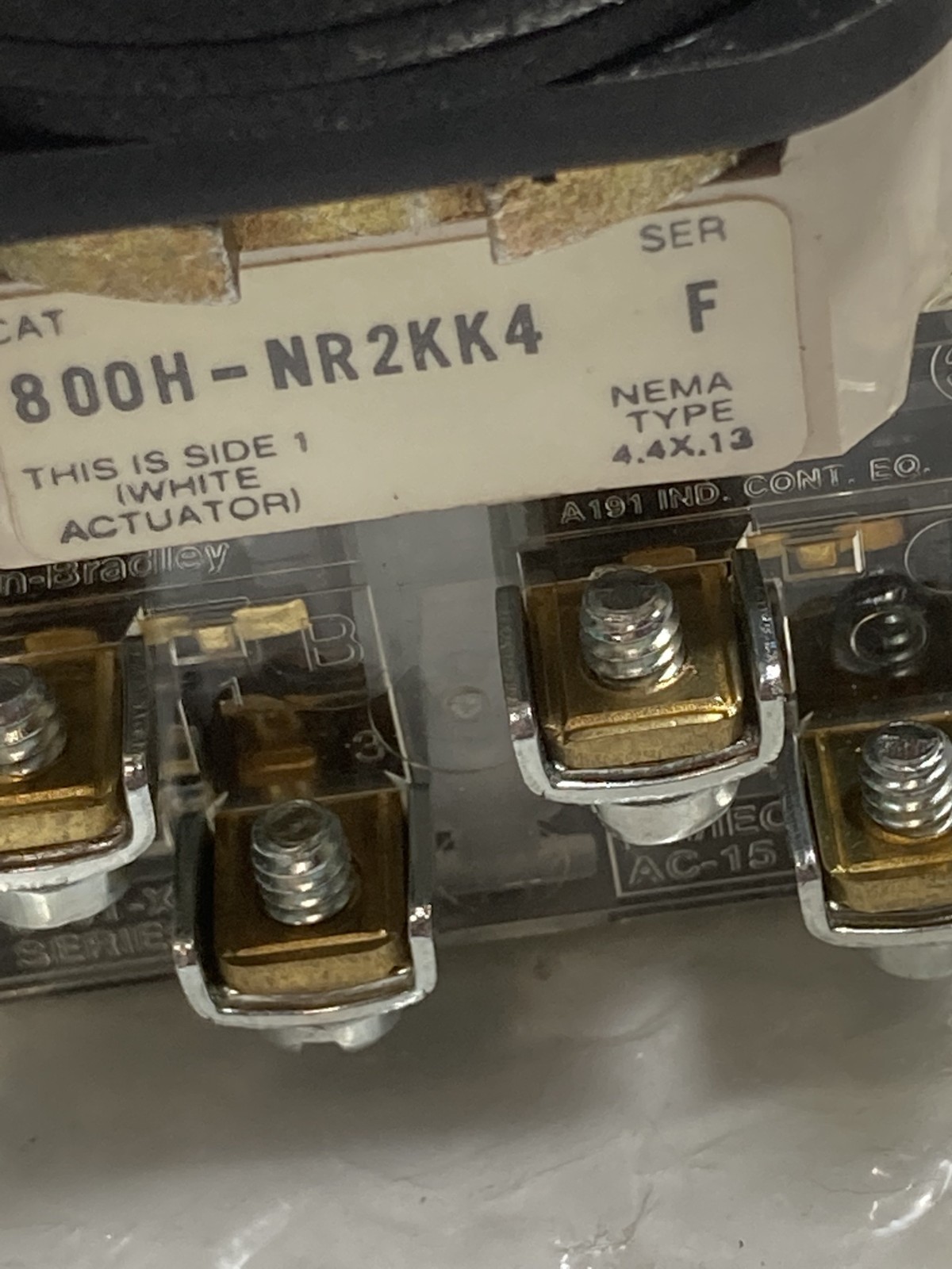 ALLEN BRADLEY 800H-NR2KK4B SELECTOR SWITCH 4 POS MAIN 2NO/2NC SERIES F NNB