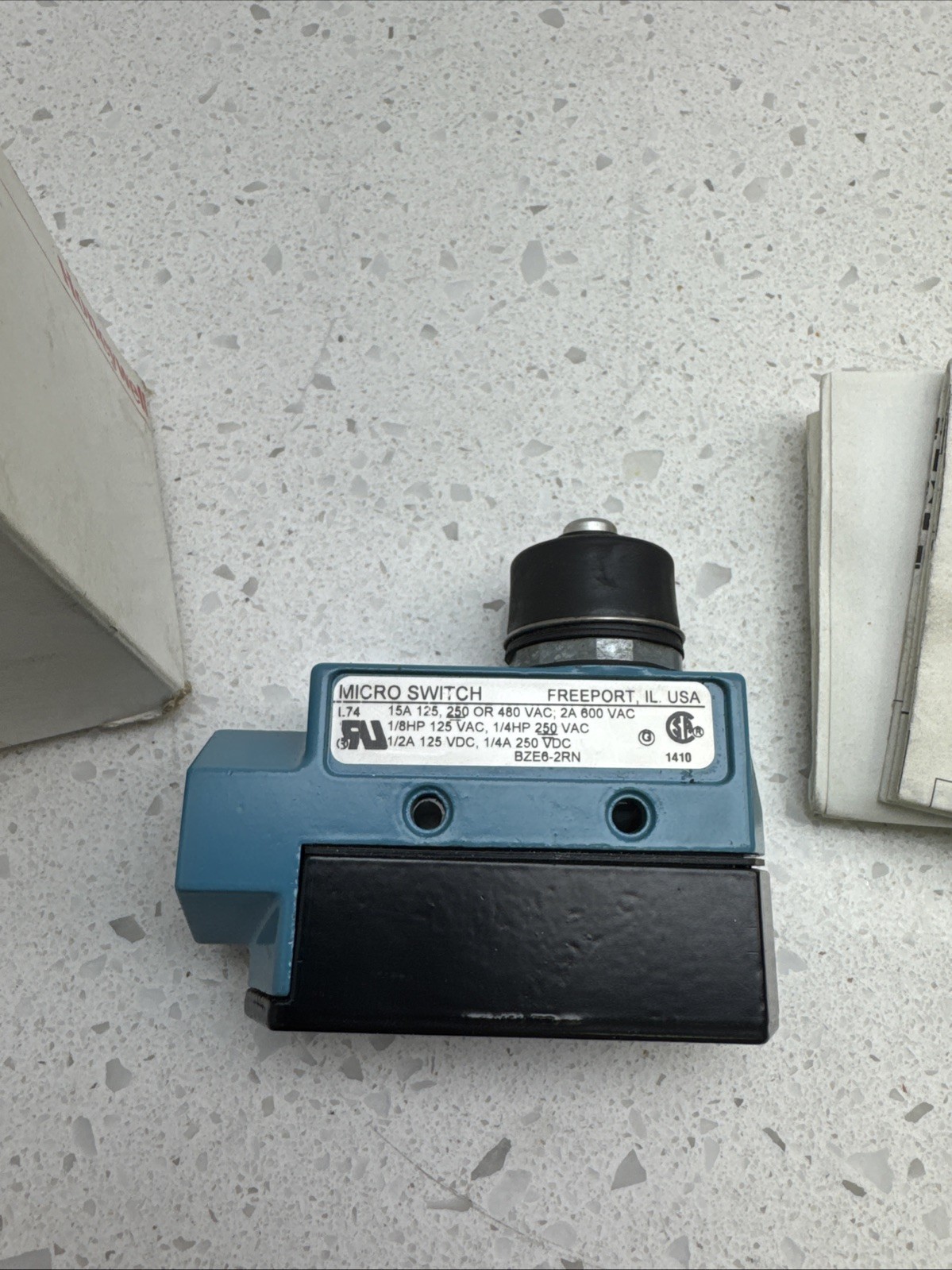 NEW BZE6-2RN LIMIT SWITCH for HONEYWELL MICROSWITCH BZE62RN