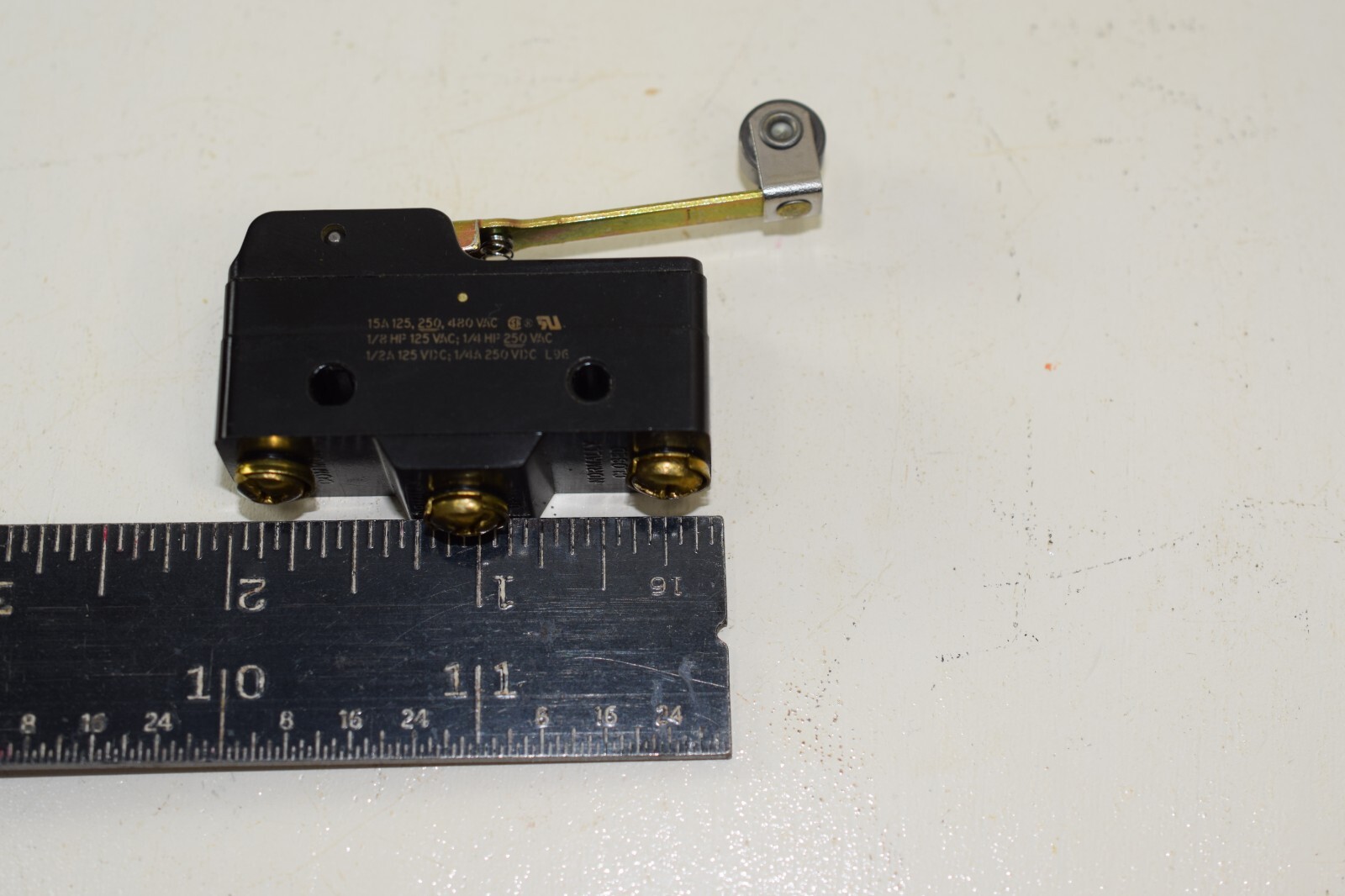Micro Switch Selecta BZ-2RW822-A2-BG, Roller Lever, Bottom Facing