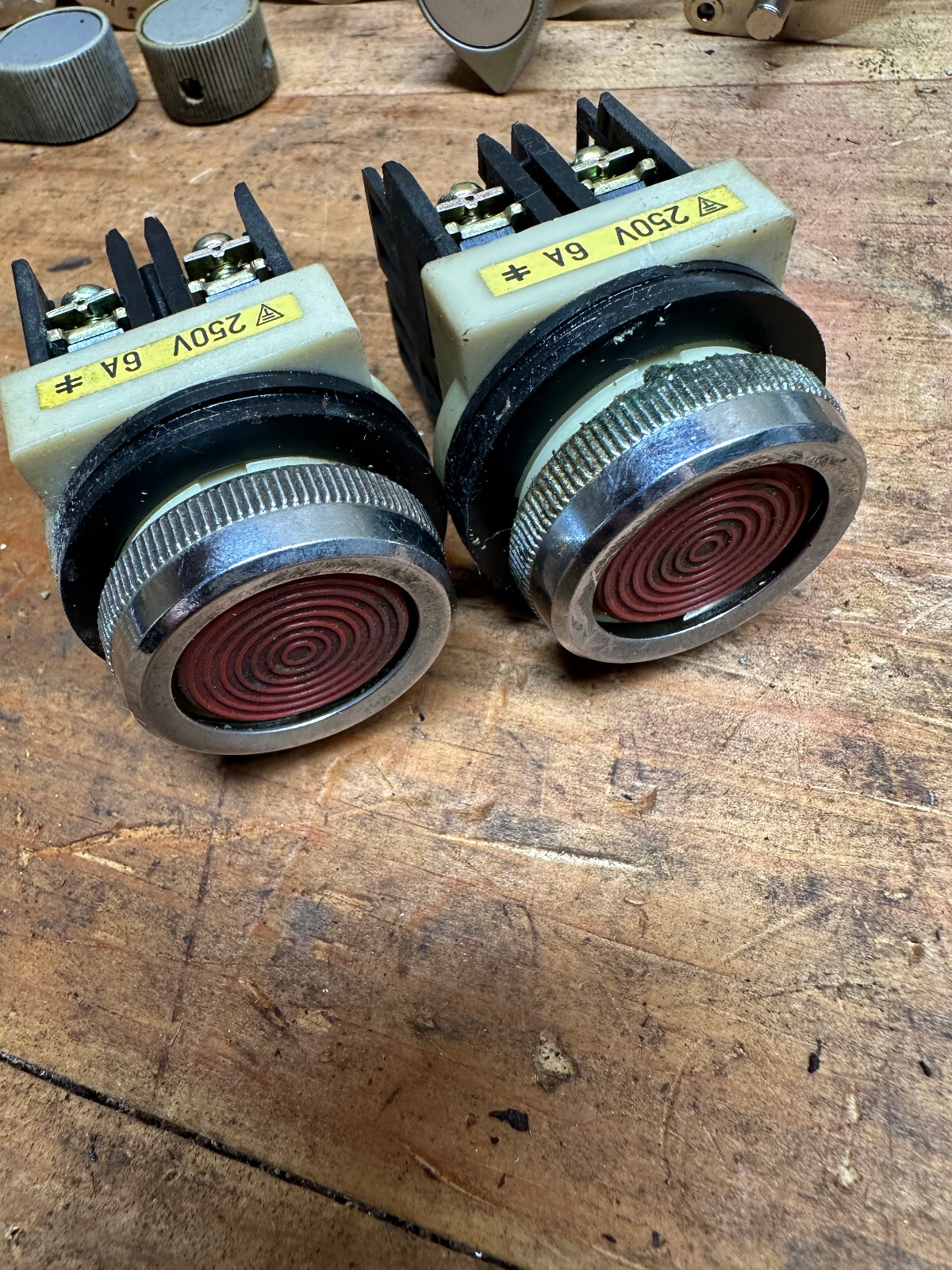 FUJI ELECTRIC AH25-F PUSHBUTTON MOMENTARY FLUSH ROUND HEAD RED 1 N.O.