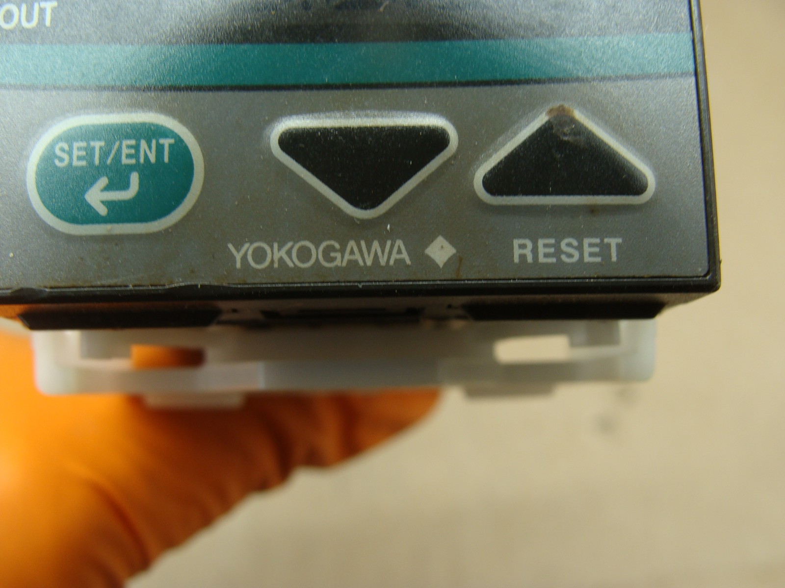 YOKOGAWA UT150L-RN TEMPERATURE CONTROLLER STYLE S5 100-240VAC 8VA