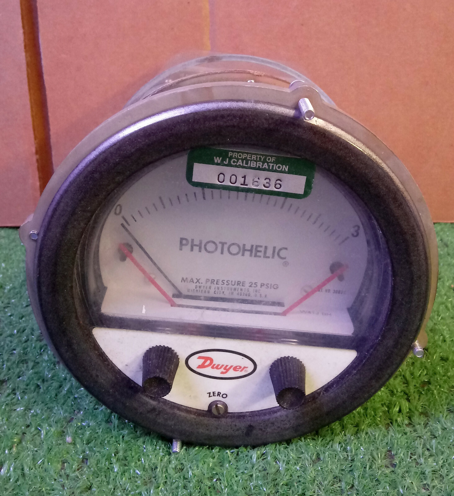 1 USED DWYER 3003C PHOTOHELIC PRESSURE GAUGE ***MAKE OFFER***