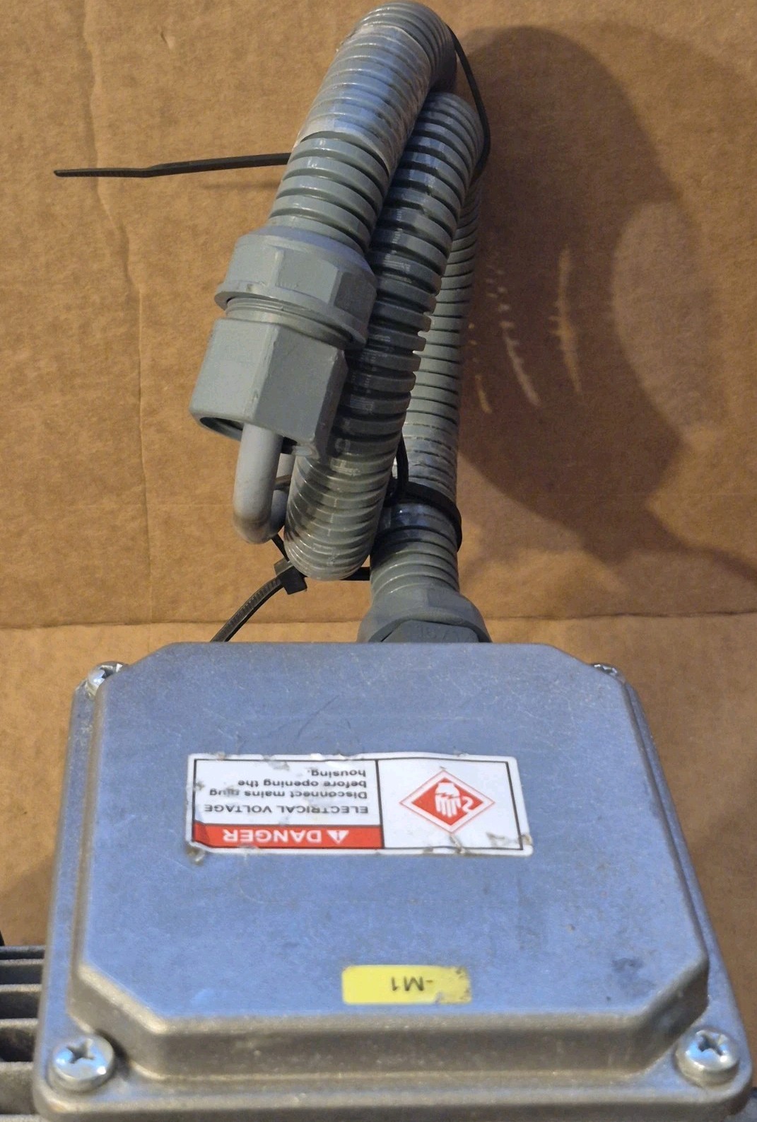 CSM MOTORI M90S6 .75/.90 3PH 230/400-275/480V 3.6/2.1A 920-1120 RPM 50/60HZ.used