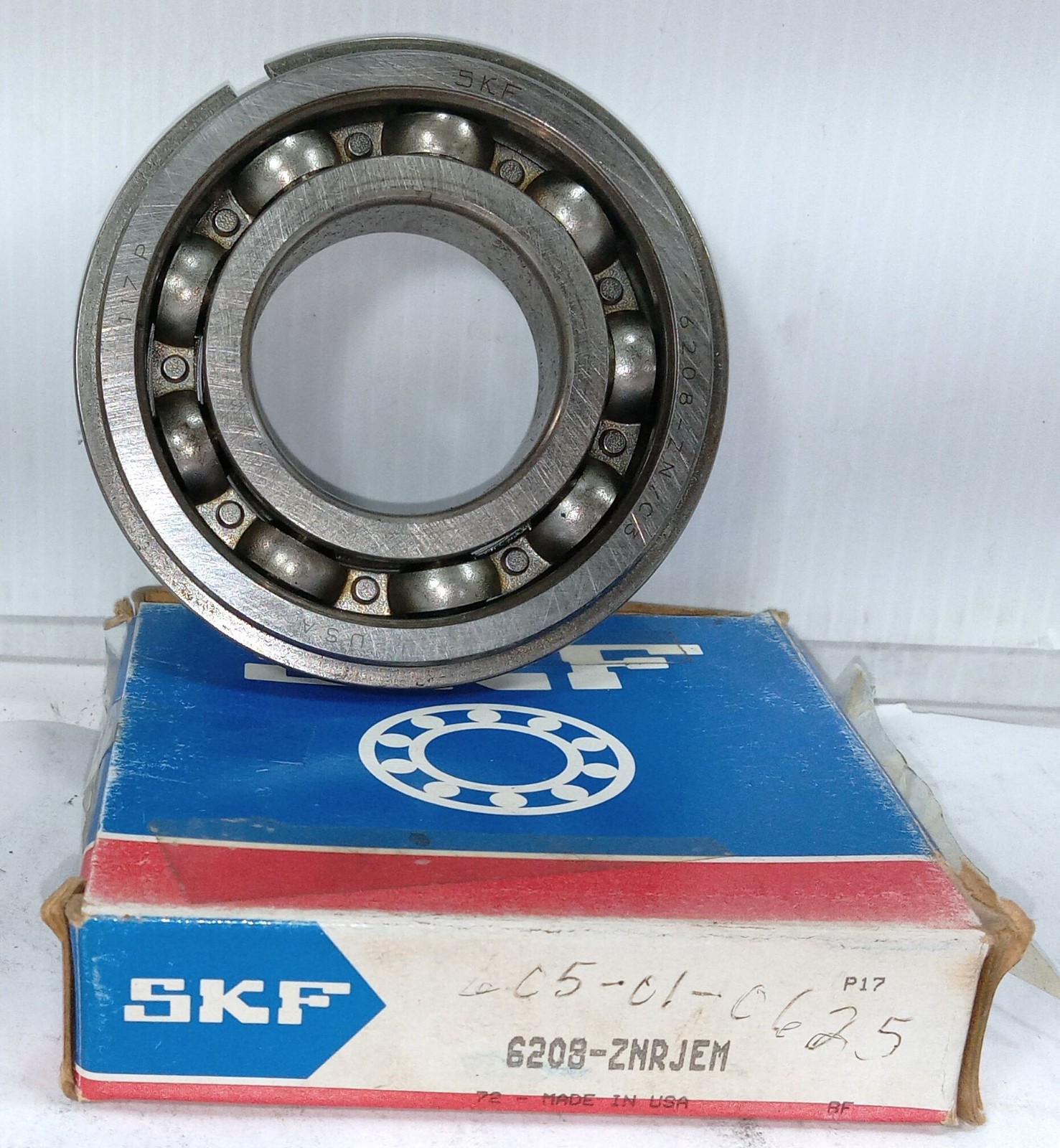 1 NEW SKF 6208-ZNRJEM 40X80X18 RADIAL BALL BEARING W/SNAP RING NIB *MAKE OFFER*