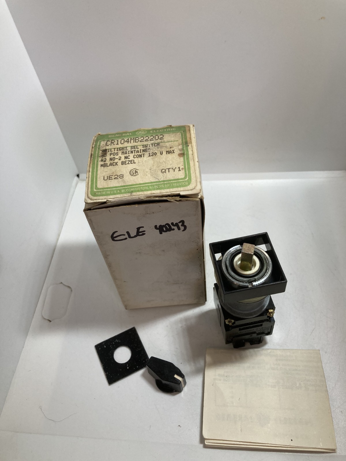 GE CR104MB22202 SELECTOR SWITCH 3 POS MAIN R 2NO/2NC 120V NIB