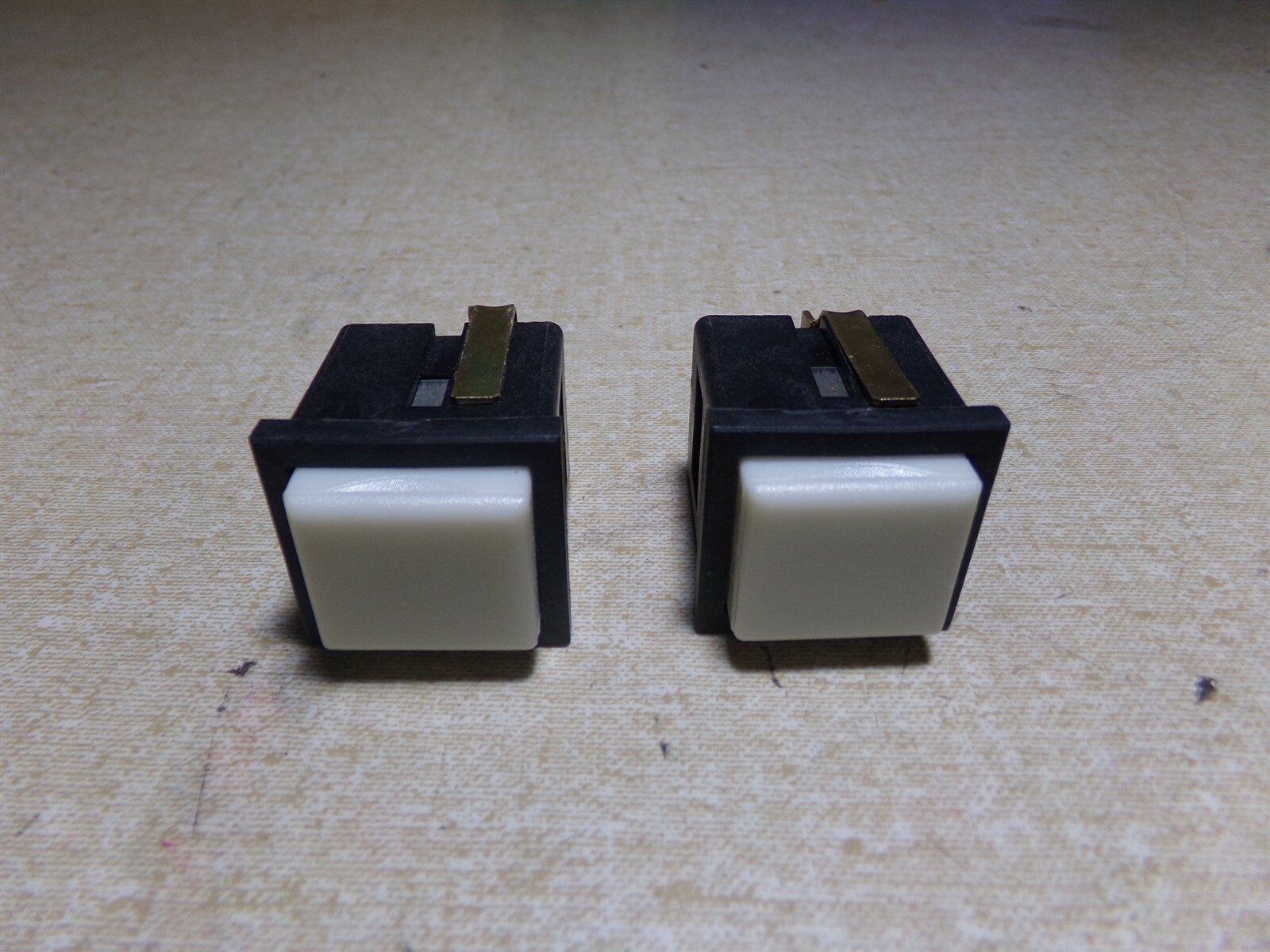 NEW Switchcraft PL9105 Indicator Light Switch, Box of 2 *FREE SHIPPING*
