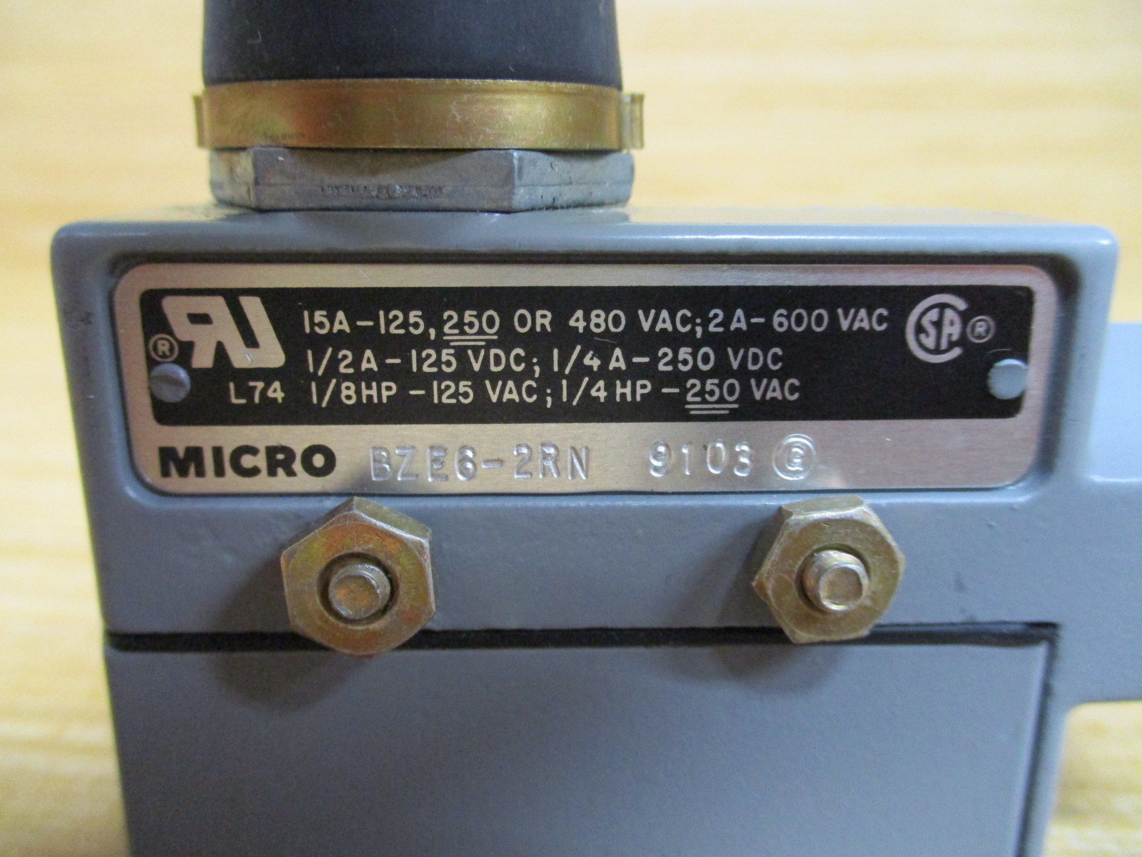 Micro Switch BZE6-2RN Limit Switch BZE62RN W/ Collar Bracket