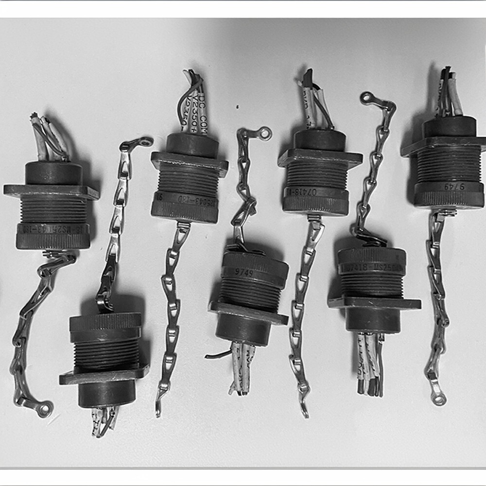 A lot of 5 Amphenol 9749 Cannon Connector 07418-MS25043-18D