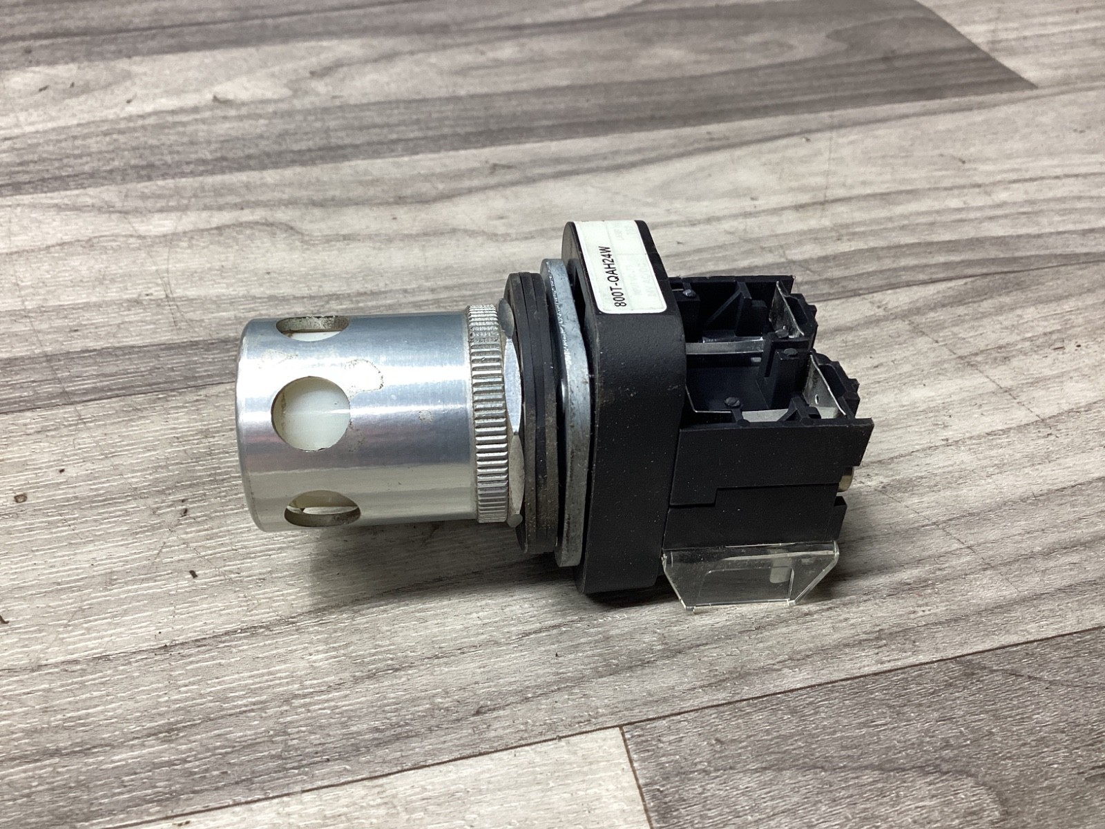 ALLEN BRADLEY WHITE PUSH BUTTON 800T-QAH24W SER T 24VAC/DC #103N136
