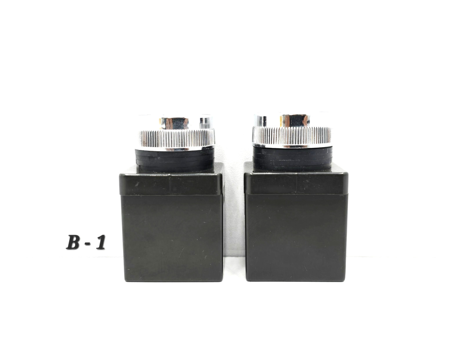 CR-252-2 HANYOUNG PILOT INDICATOR LOT OF 2