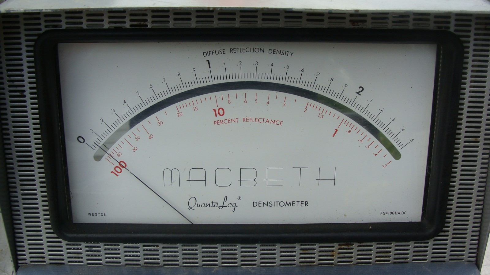 Vintage Macbeth Corp. RD 100R, 30W, 115V, 50/60 Hz. Made in Newburgh, NY. USA.