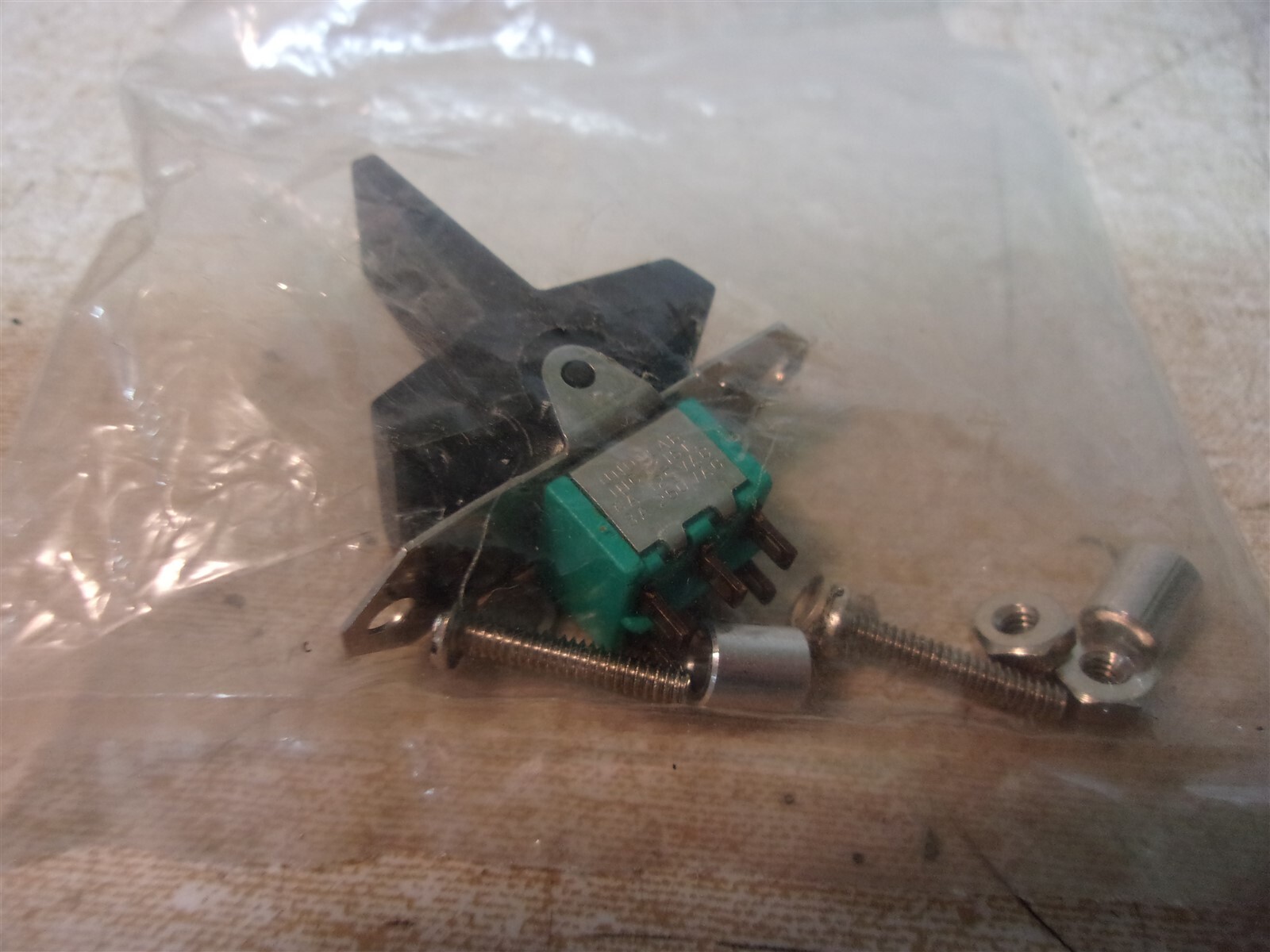 NEW Toggle Switch B232J6ZQ2 *FREE SHIPPING*