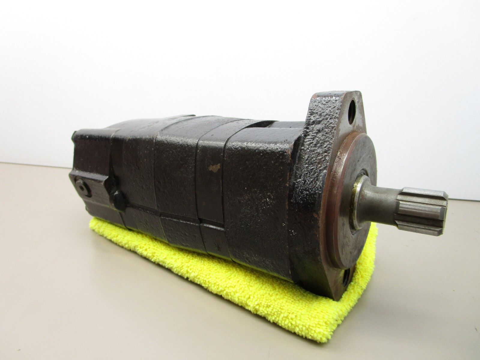 Eaton Corp 1041227-006 Hydraulic Drive Motor 6-Spline Char-Lynn 2000 Series