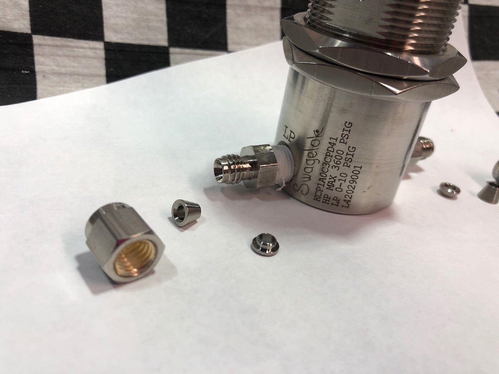 Swagelok Regulator 1/8″ FNPT, KCP1A0C3CPD41 & L42029001 (2x SS-200-1-2 NEW)