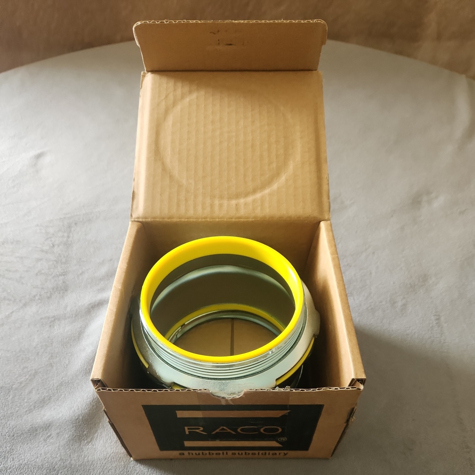 HEBBELL RACO 2966RT 4″ Insulated Raintight Compression Connector for EMT Conduit