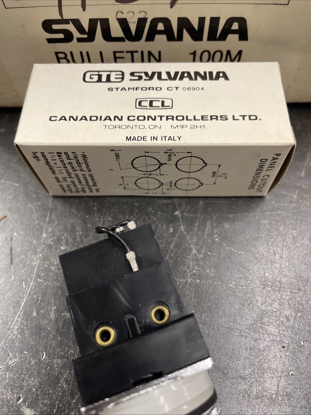 New Vintage Sylvania 100M-H370 Lighted Push Button Industrial Oiltight No Lens