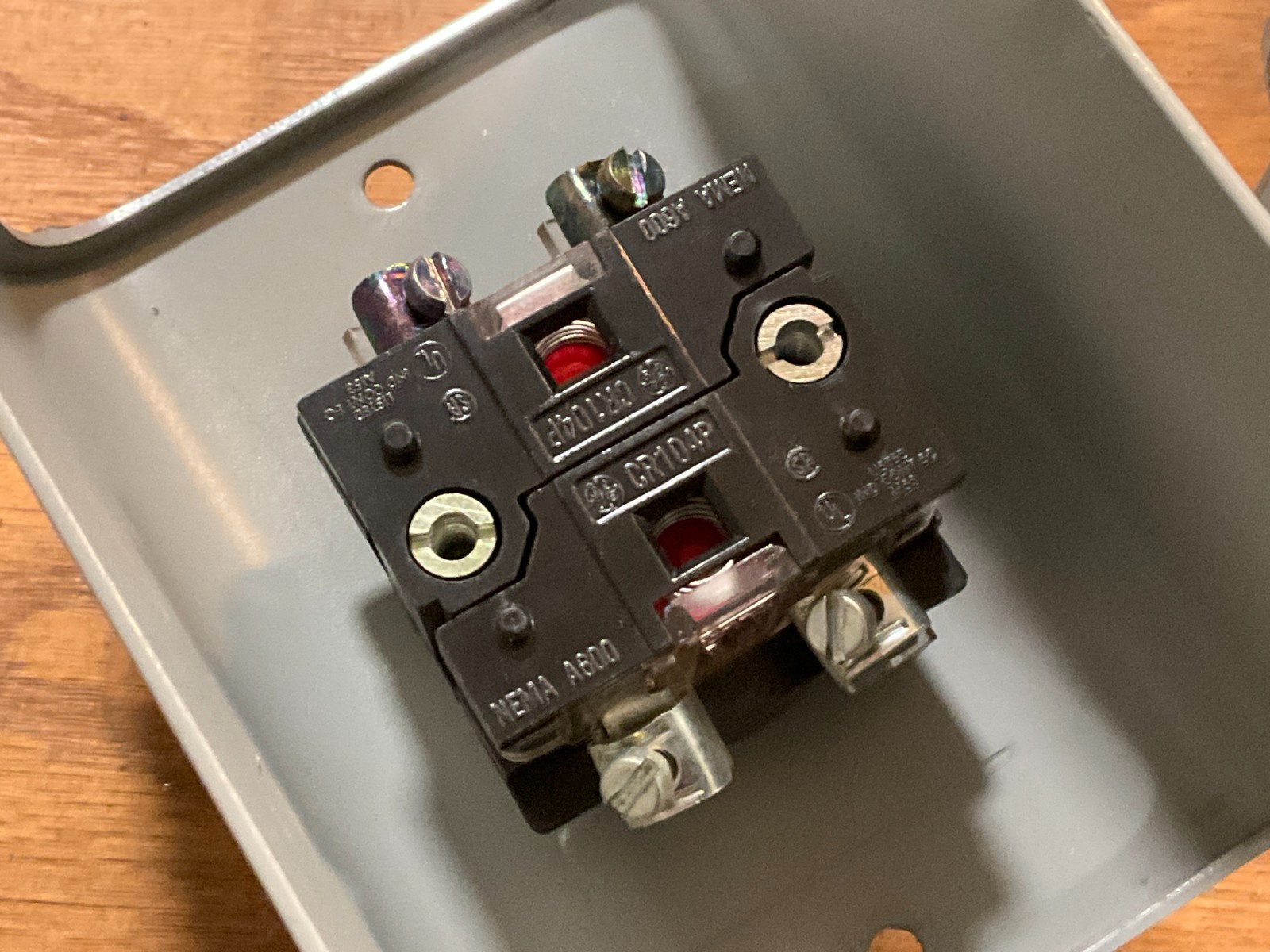 GE 55-150638p1 ENCLOSURE with EMERGENCY STOP RED PUSH BUTTON 600 Volt max