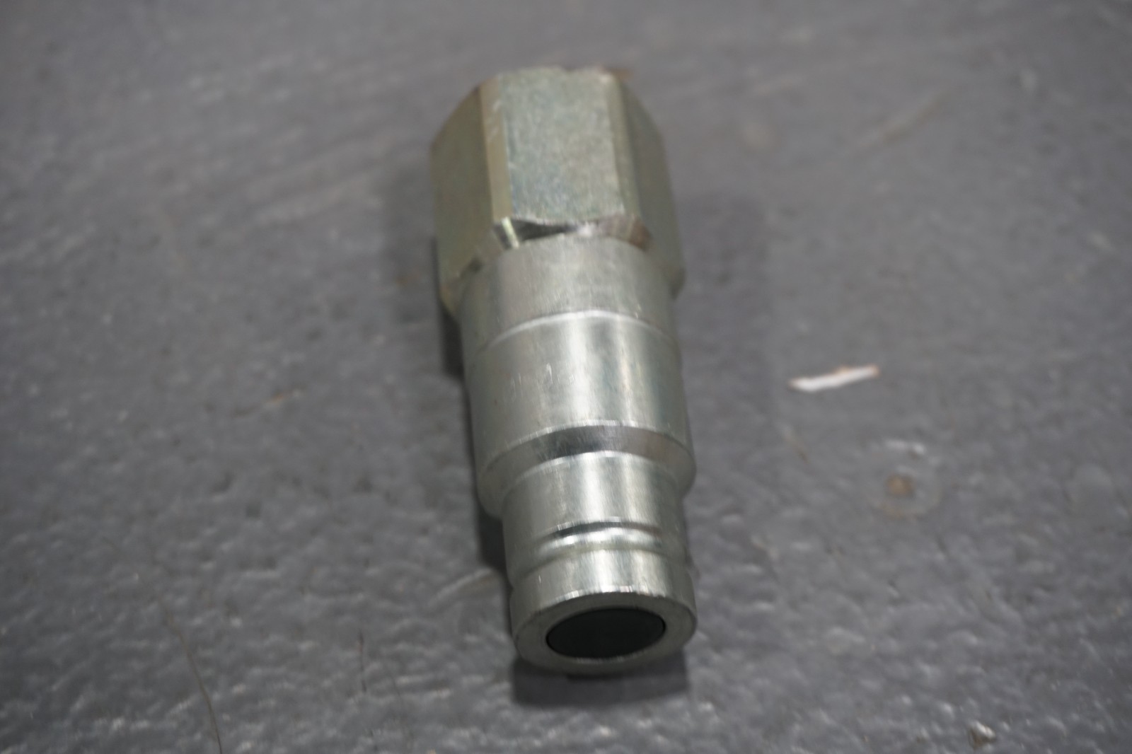 Aeroquip FD49-1000-08-06 Coupling Flush Face 3/8 Body Type 3/4-16, Free Shipping