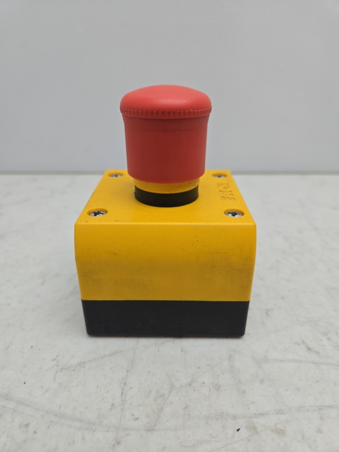 Eaton Emergency Stop Button Push Pull In Enclosure M22-KC01 Contact Block